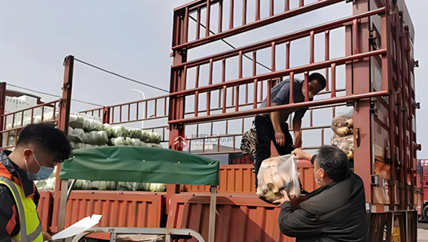 找13米高欄貨車拉貨.jpg
